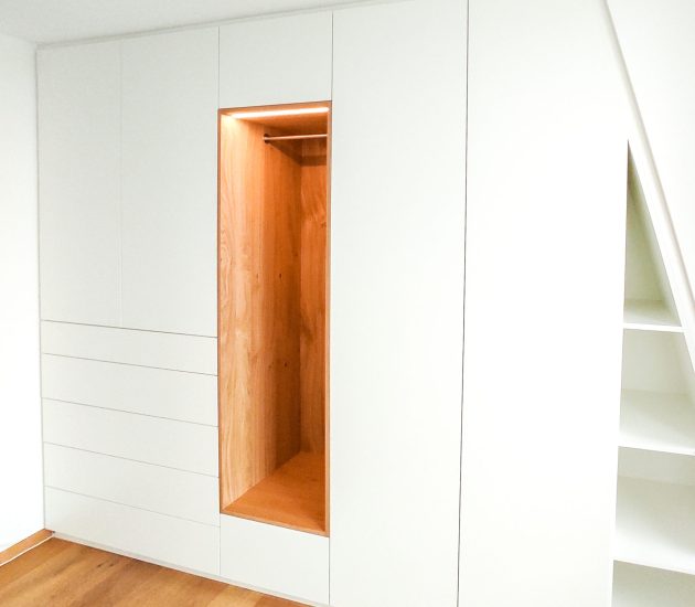 Weißer Dachschrägenschrank mit Holzelement